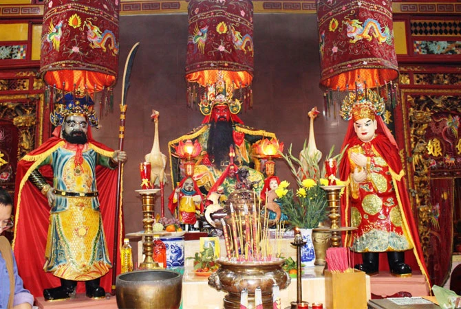 Admire Quan Cong Temple